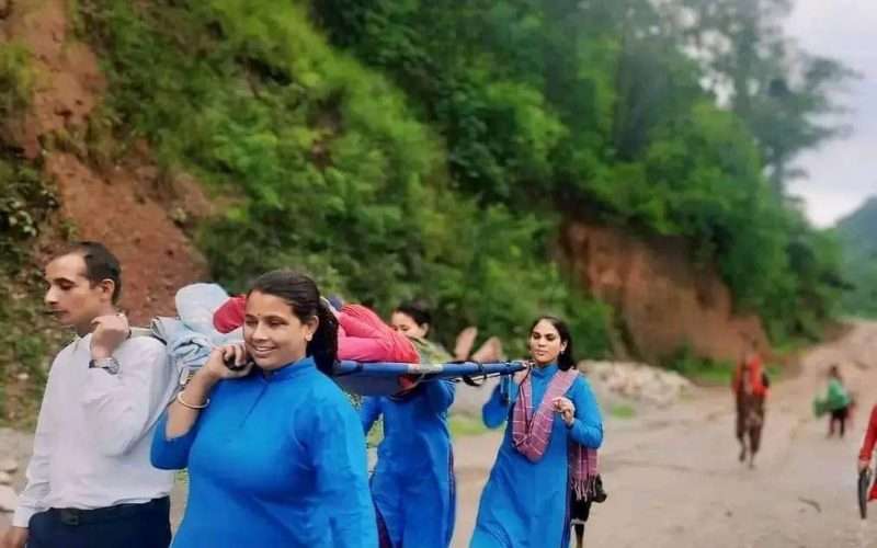 सुत्केरीलाई स्टेचरमा बोकेर स्वास्थ्यकर्मी घरमै पुगे