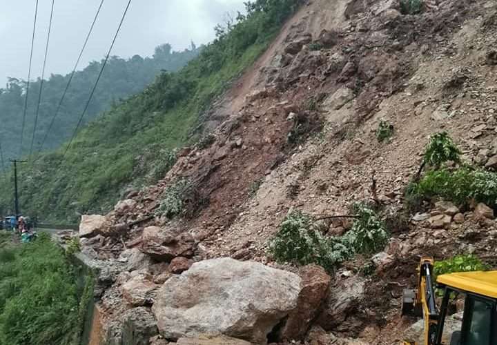 चितवन सिमतालमा पहिरोका कारण करिब ६५ यात्रु सहित दुईवटा बस व्यपत्ता
