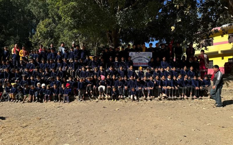 बिद्यानन्द मा.बि.मा हामालयनले न्यानो कपडा बाड्यो