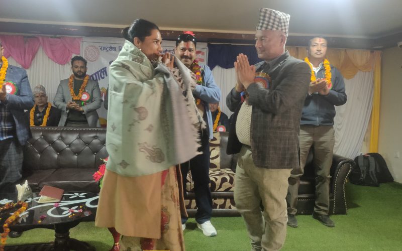 सांसद गिरी सम्मानित, सुशासन प्रति बफादार भएर कामगर्न कर्मचारीलाई गिरीको आग्रह
