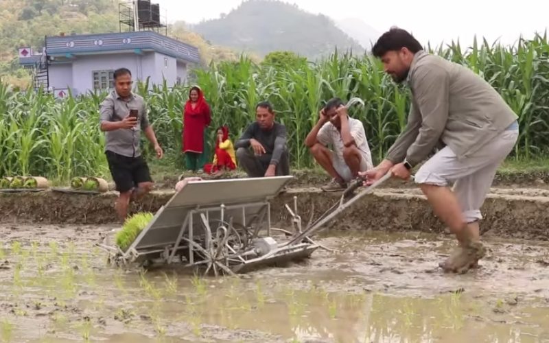 प्यूठानमा आधुनिक धान रोपाइ सुरु, मेसिनबाट धान रोपाईं
