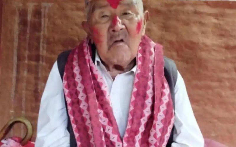 ९९ बर्षिय एमानसिंहले बिद्यालयमा स्थापना गरे डेडलाखको अक्षकोष