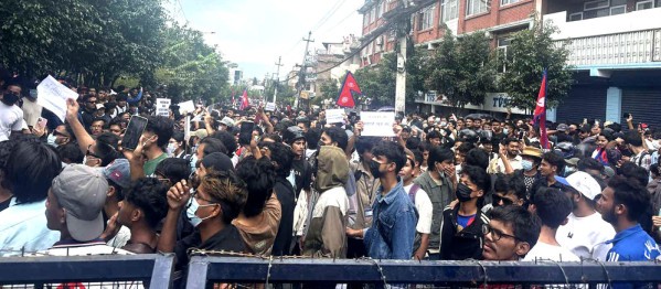 प्रहरीले प्रहार गरेको गोलीबाट एक जनाको मृत्यु भएपछि बानेश्वर चोक थप तनावग्रस्त , सरकारलाइ संयमित हुन नेताहरुकाे आग्रह